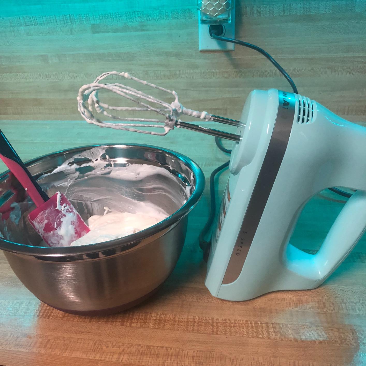 KitchenAid 5 Ultra Power Speed Hand Mixer, KHM512, White | 5 Speeds, Lockable swivel cord, Turbo Beaters, Easy release button, Dishwasher-safe beaters customer photo 2