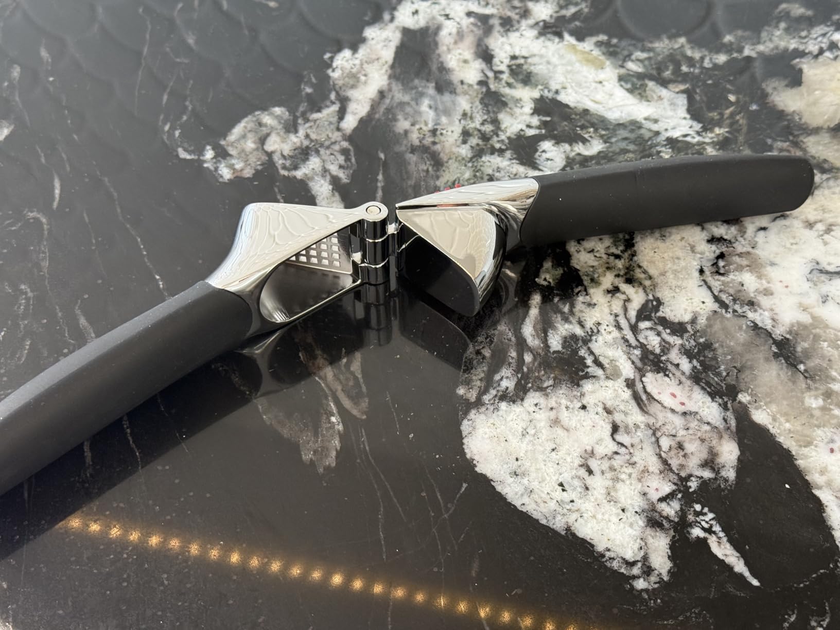 OXO Good Grips Heavy Duty Garlic Press, Die-Cast Zinc, Black customer photo 2