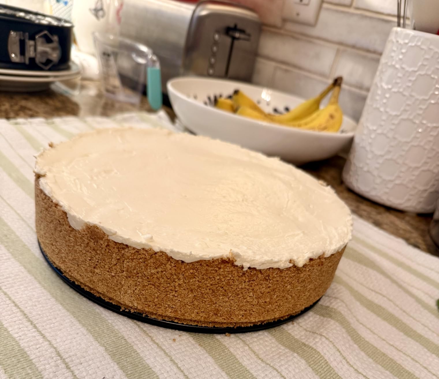 HIWARE 9 Inch Non-stick Cheesecake Pan Springform Pan with Removable Bottom/Leakproof - Black customer photo 1