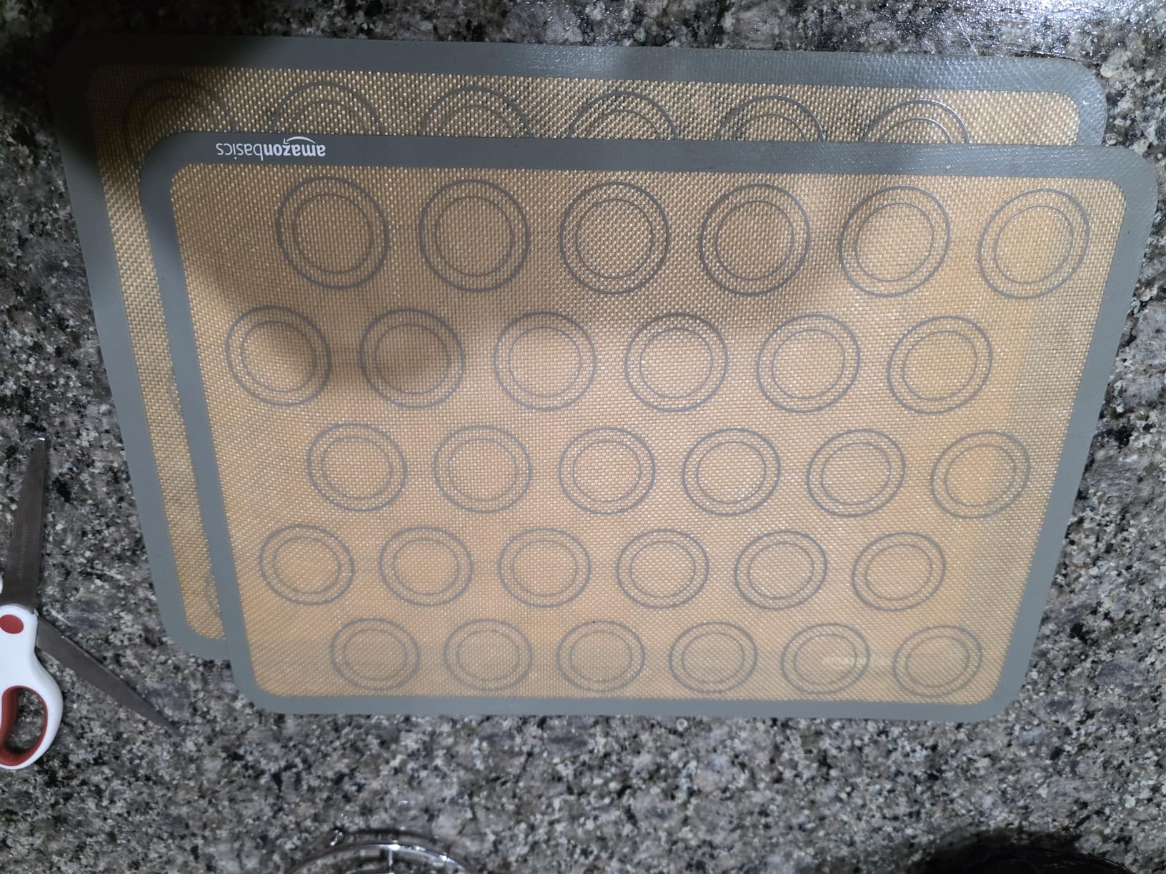 Amazon Basics Silicone Baking Mat for Macarons, Non-Stick, Food Safe, Reusable, Oven-Safe, 16.5