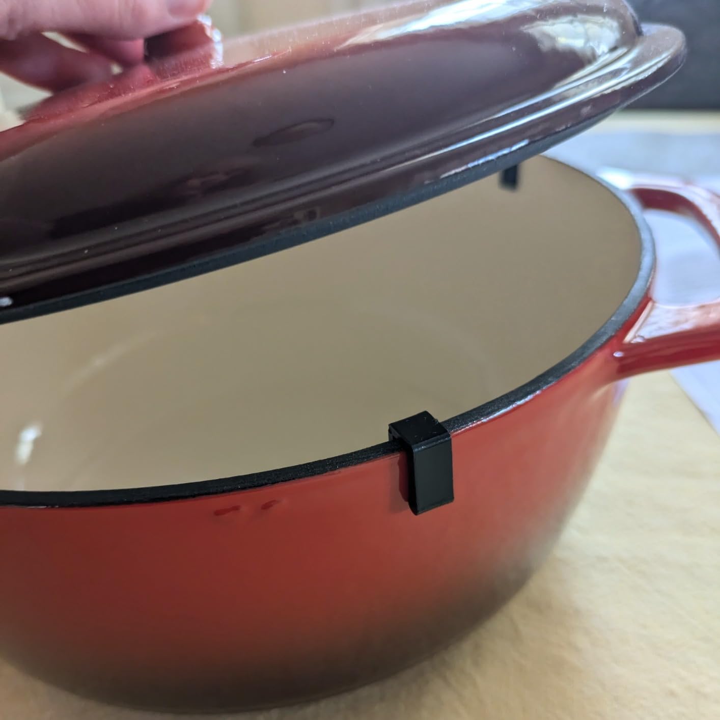 Amazon Basics Enameled Cast Iron Dutch Oven Pot with Lid, Round, Dual Handles, Heavy-Duty, Oven Safe for Stews, Roasting, Baking, 4.3-Quart, White customer photo 1