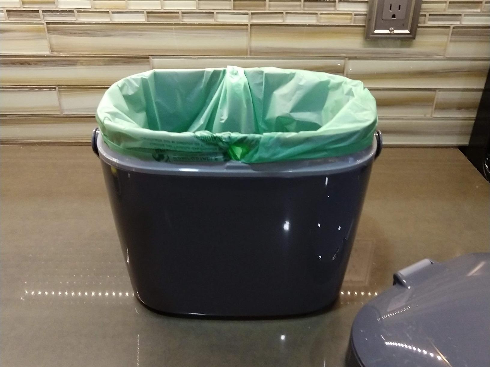 OXO Good Grips Easy-Clean Compost Bin, Charcoal, 1.75 Gal/6.62 L customer photo 1