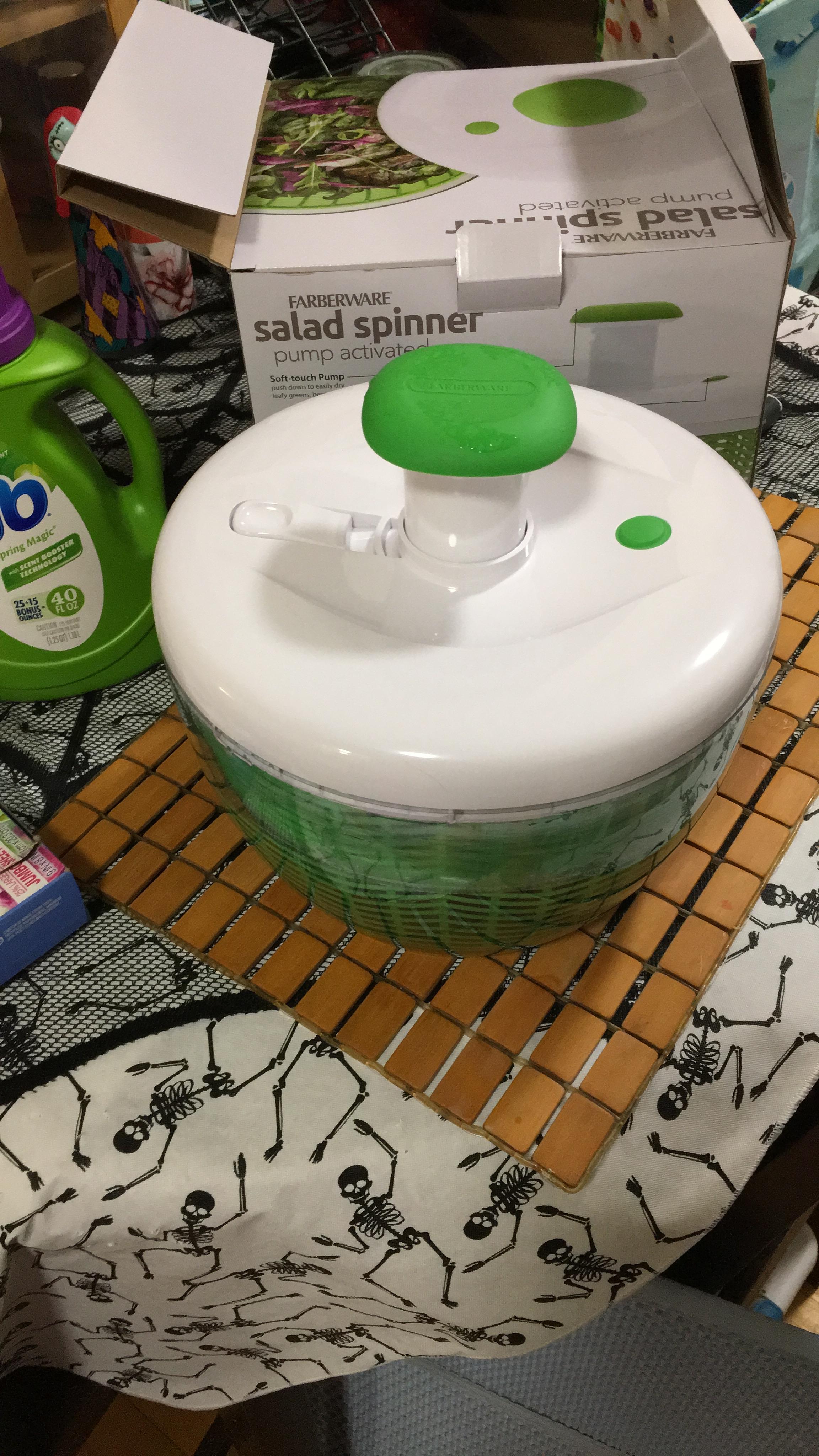 Farberware Easy to use pro Pump Spinner with Bowl, Colander and Built in draining System for Fresh, Crisp, Clean Salad and Produce, 6.6 quart, Green customer photo 1