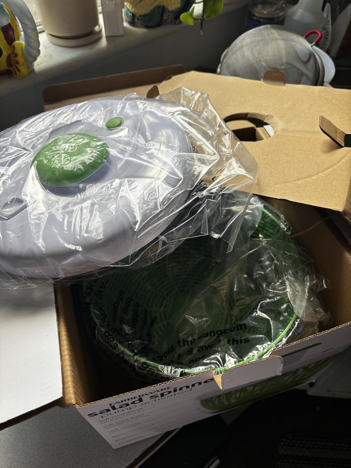 Farberware Easy to use pro Pump Spinner with Bowl, Colander and Built in draining System for Fresh, Crisp, Clean Salad and Produce, 6.6 quart, Green customer photo 2