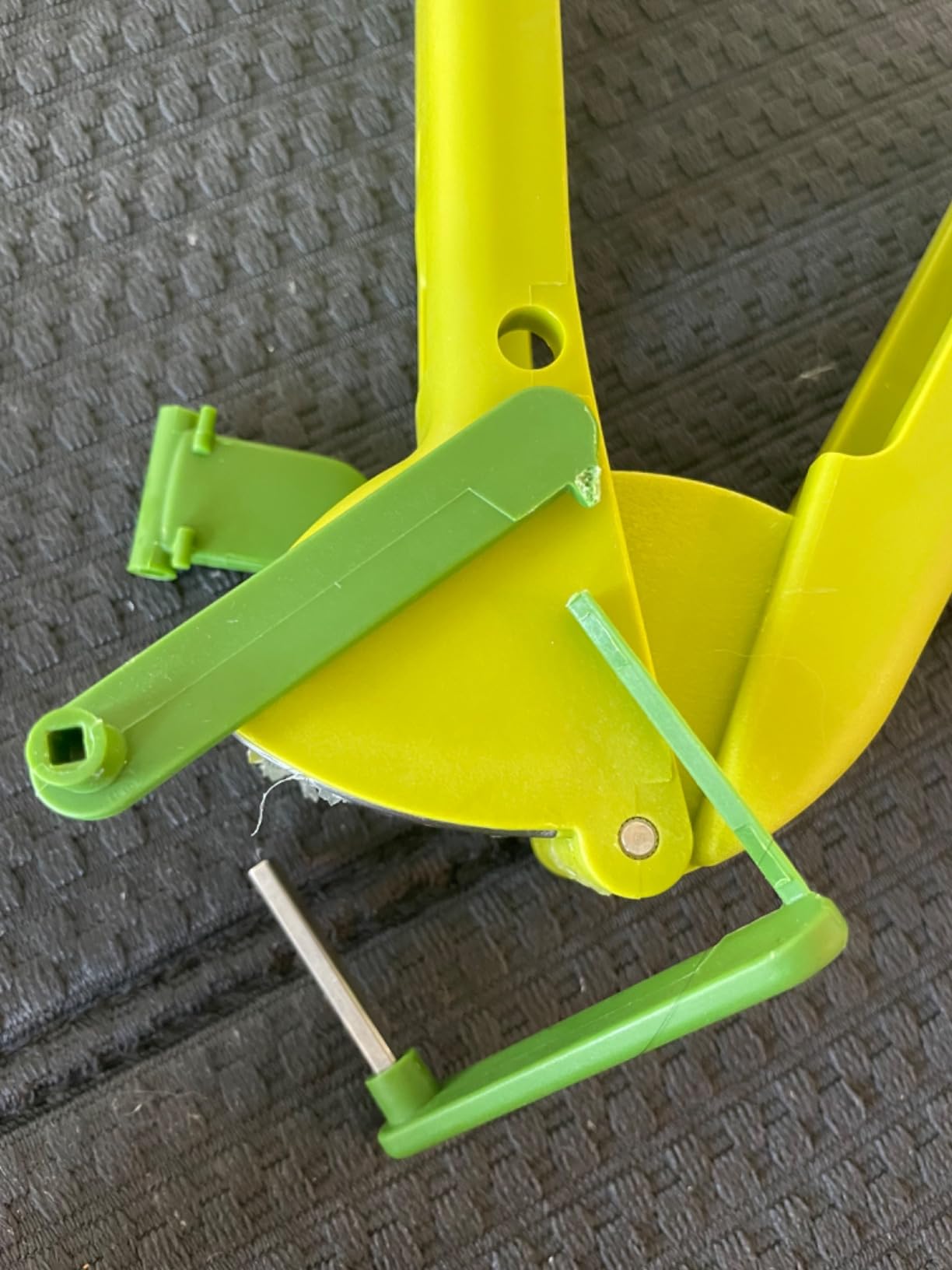Joseph Joseph CleanForce Garlic Press - Garlic Mincer with Trigger-Operated Wiper Blade & Handy Cleaning Tool, Green customer photo 1