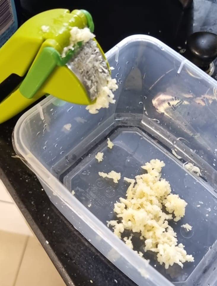 Joseph Joseph CleanForce Garlic Press - Garlic Mincer with Trigger-Operated Wiper Blade & Handy Cleaning Tool, Green customer photo 2