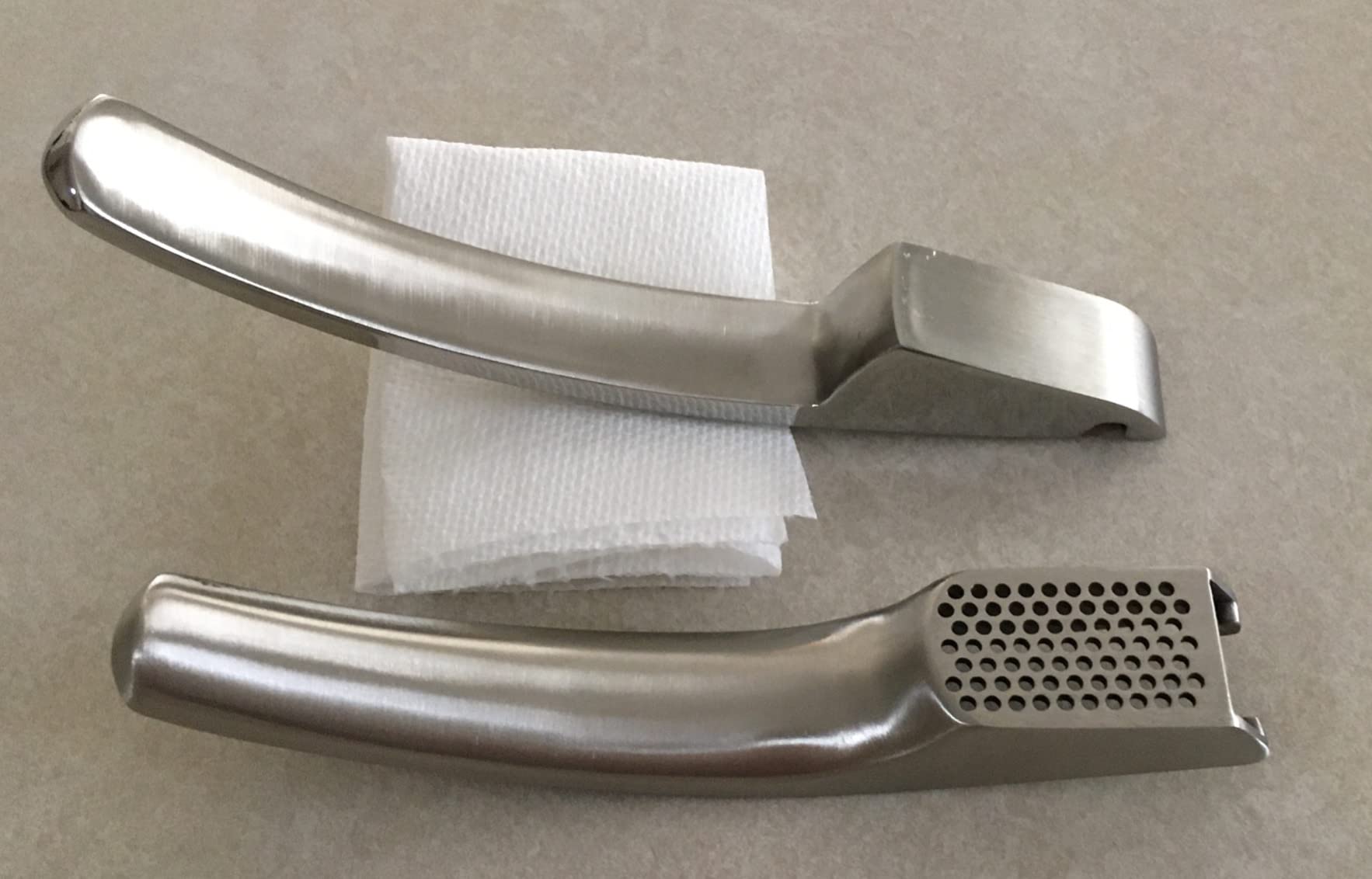 Gourmet Easy Lifetime Replacement Garlic Press, No Need to Peel, Fine Mince | Detachable Design for Easy Cleaning, Ergonomic Handle for Effortless Press, Stainless Steel Rust-Resistant, Dishwasher Safe customer photo 2