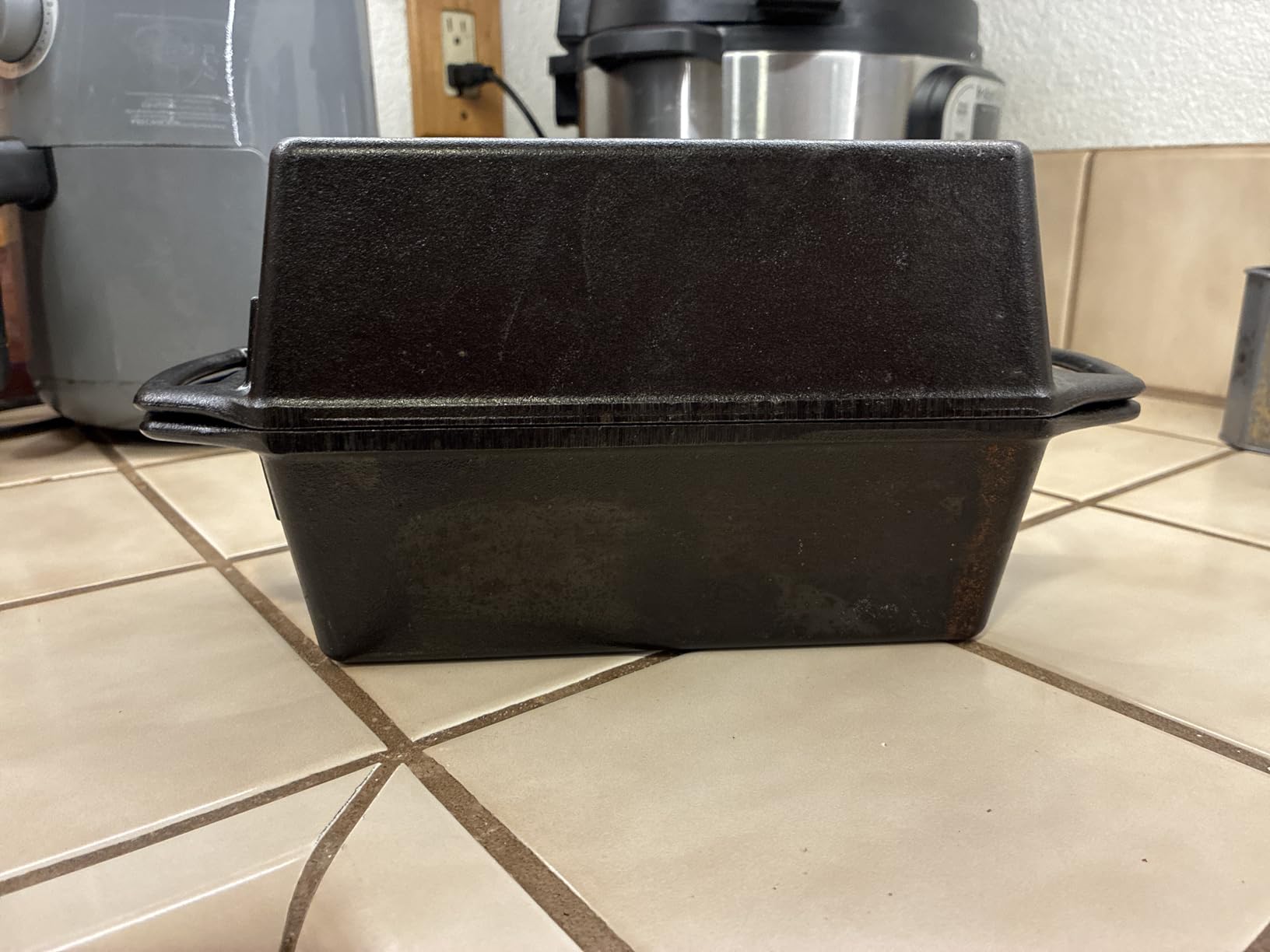 Lodge Pre-Seasoned Cast Iron Loaf Pan, PFAS-Free, 8.5 Inches | Rectangular Cast Iron Bakeware, Even Browning Bread Pan with Easy-Release Finish, Non-Toxic, Made in USA customer photo 1