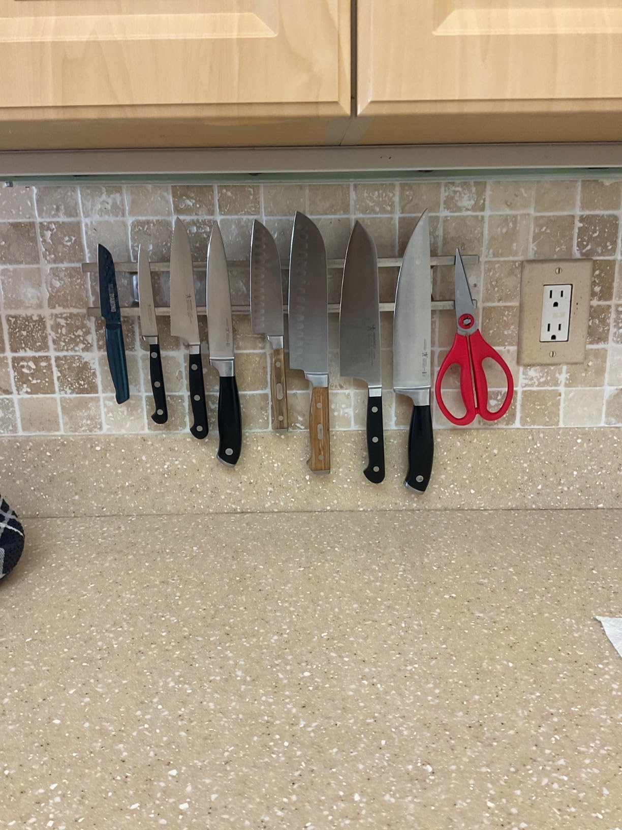 YIIYIIN 18 Inch Magnetic Knife Holder for Wall Mount-Magnetic Knife Strips with 12 Hooks-304 Stainless Steel Wall Magnetic Knife Bar Rack-Knife Block-Knife Rack-Utensil Hanger-Kitchen Utensil Holder customer photo 1