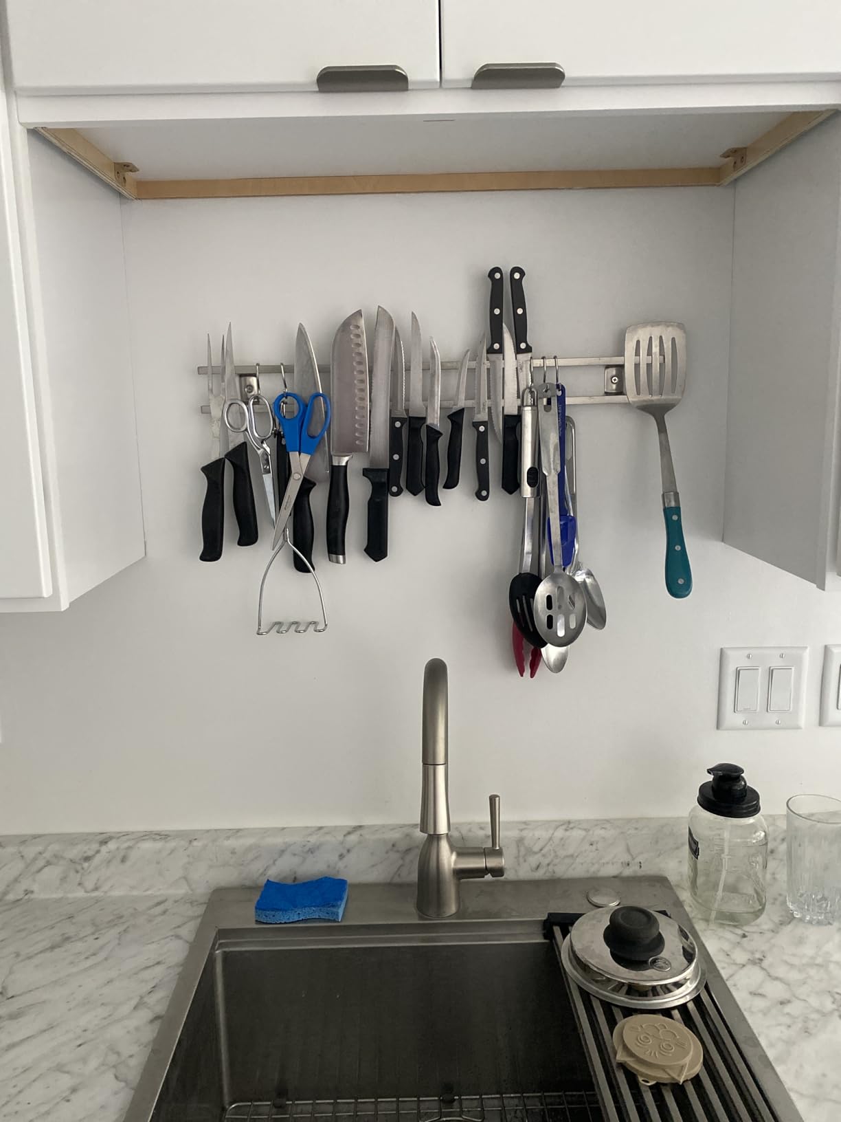 YIIYIIN 18 Inch Magnetic Knife Holder for Wall Mount-Magnetic Knife Strips with 12 Hooks-304 Stainless Steel Wall Magnetic Knife Bar Rack-Knife Block-Knife Rack-Utensil Hanger-Kitchen Utensil Holder customer photo 2