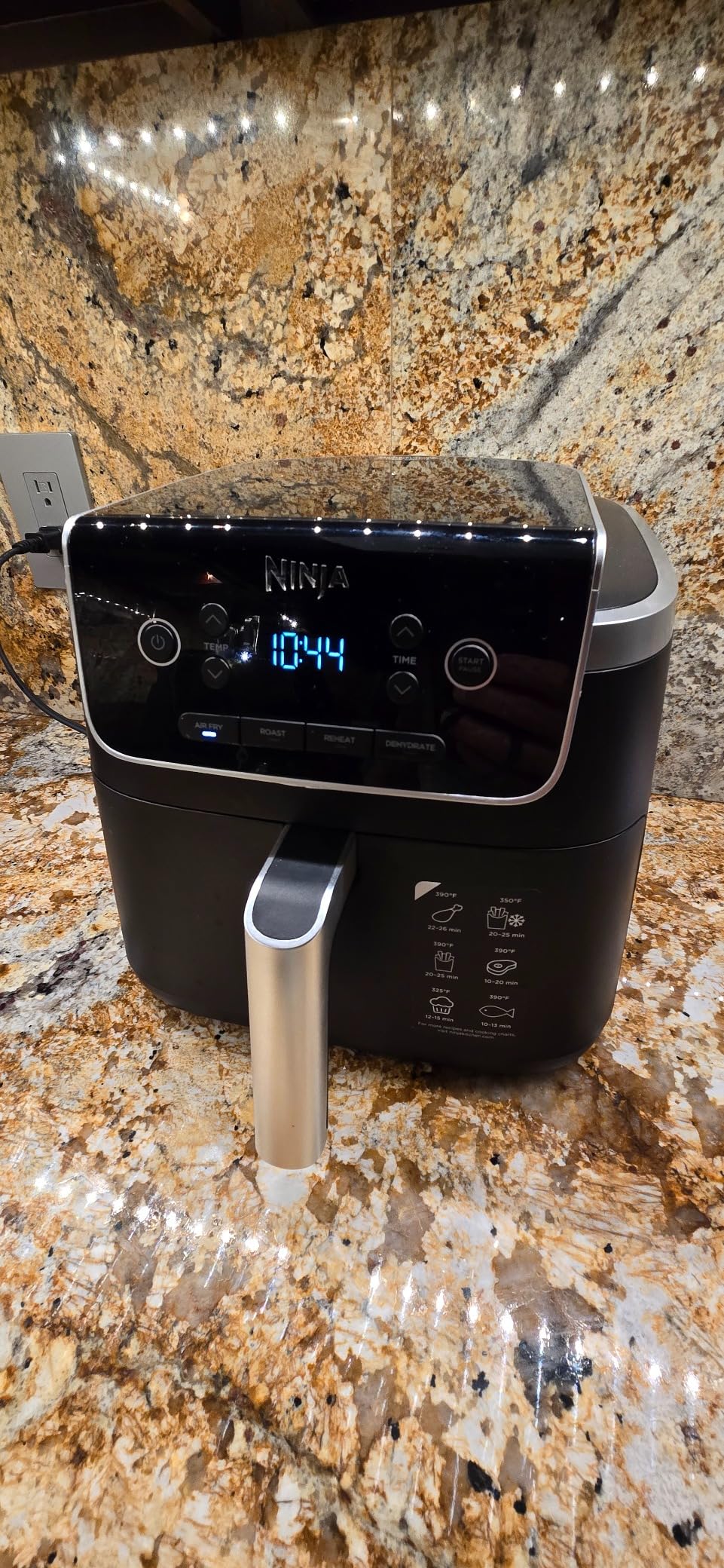 Ninja Air Fryer Pro, 5 Qt, 4-in-1, AF141, 1750W, 400F max, Fits 4 lbs fries, Nonstick basket, Dishwasher-safe customer photo 1