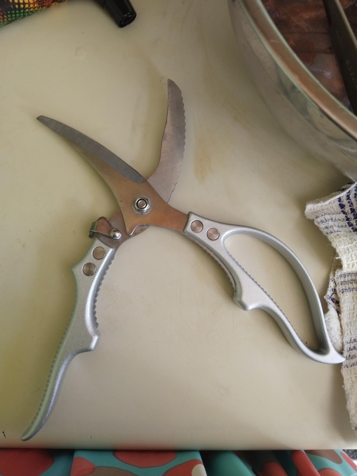 MAD SHARK Heavy Duty Poultry Shears, Spring Loaded Kitchen Shears, Dishwasher Safe, Non-Slip Handle, Safety Lock, All Purpose Kitchen Scissors for Chicken, Meat Cutting, Turkey, Fish, Vegetables customer photo 2