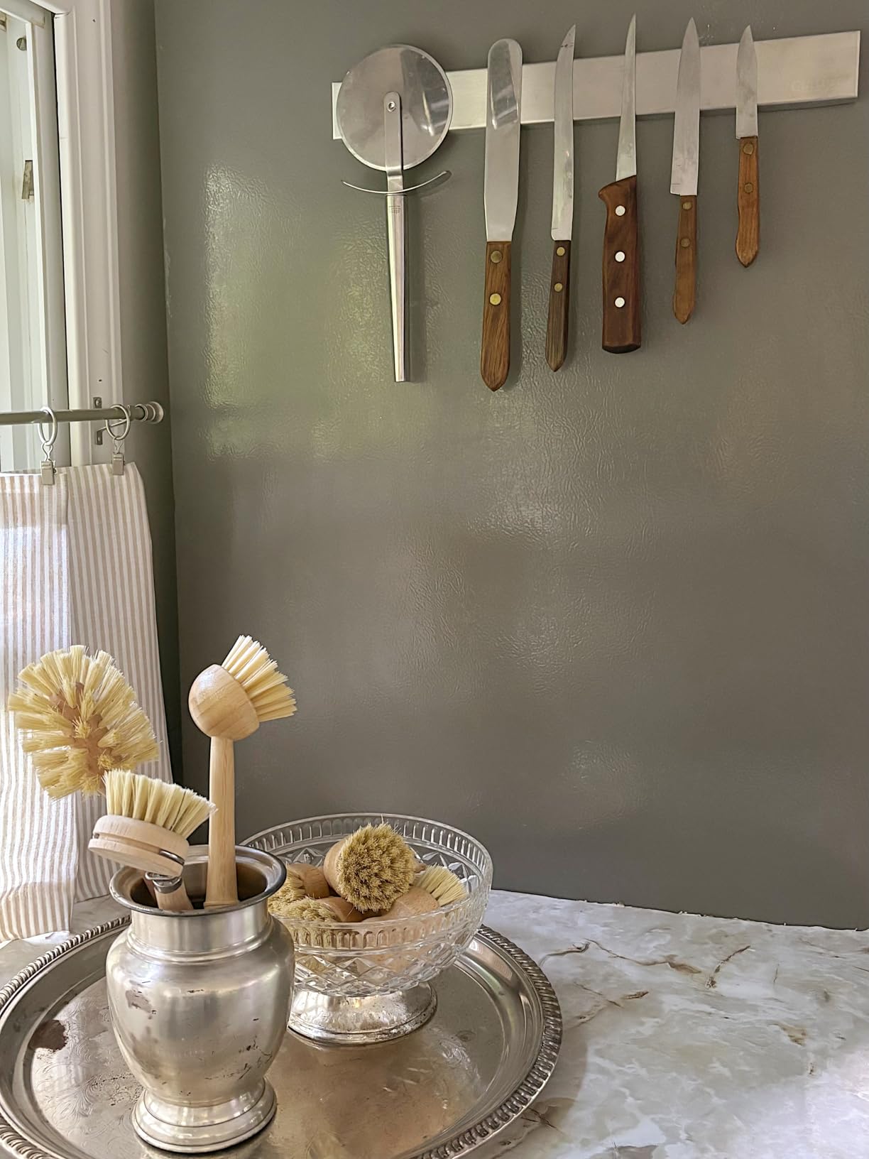 Cutluxe Magnetic Knife Holder for Wall & Fridge, 16